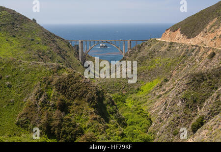 Location,voitures,sur,lent,liquidation,scenic,route,at, Bixby, pont, sur, la Route Nationale 1, la Pacific Coast Highway, PCH, Californie,USA,United States of America, Banque D'Images