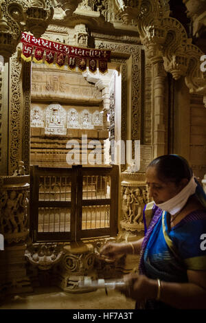 Ce sont un groupe de temples Jain datant des xiie et xve siècles et sont dédiés à différentes Jain Tirthankars (ermites). Sur les murs de la tem Banque D'Images