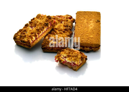 Biscuit avec de la confiture de fraise isolés. Banque D'Images