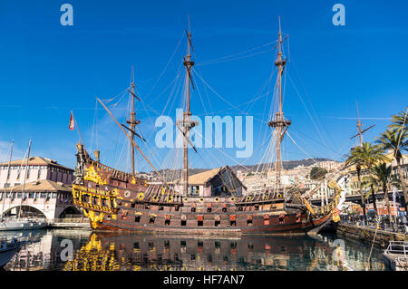 Neptune, une réplique d'un 17ème siècle, les galions espagnols construit pour le film de Roman Polanski 'pirates'. Porto Antico, Genova, Italie. Banque D'Images