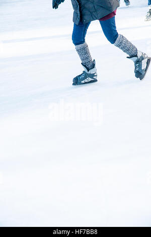 Les jambes de patinage sur glace seulement Banque D'Images