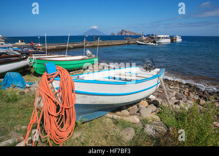 Bateaux, Panarea, Iles Eoliennes, Sicile, Italie, Europe, Banque D'Images