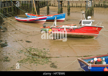 Les petits bateaux séché, de l'eau, Bridlington Harbour East Yorkshire Coast Uk Banque D'Images