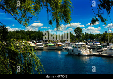 Bateaux dans une marina près de Montréal. Banque D'Images