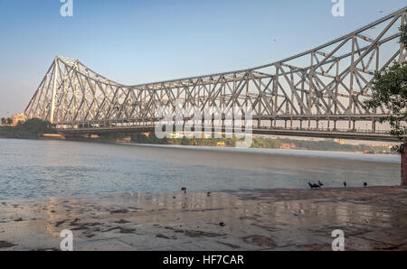 Howrah Bridge est un pont en porte-à-faux avec une travée suspendue au-dessus de la rivière Hooghly. Banque D'Images