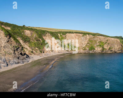 Une plage isolée à proximité de la South West Coast Path entre par Sands et Polkerris, au sud de la cornouaille. Banque D'Images