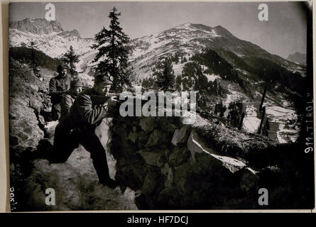 Une position d'infanterie sur le plateau de Cherz avec le Col di Lana en arrière-plan, illustrant le terrain et la stratégie militaire utilisés pendant la première Guerre mondiale dans les Alpes italiennes. Banque D'Images