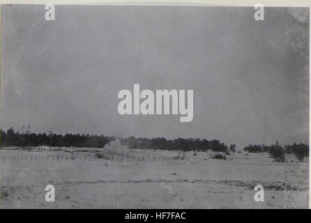 'Sturmkurs, Sturmstellung Handgranaten, Berfall' est une peinture représentant les événements violents de la première Guerre mondiale. L'œuvre illustre l'utilisation de grenades et les tactiques d'assaut qui étaient caractéristiques de la guerre de tranchées. Cette peinture historique représente la brutalité et la complexité stratégique des combats de la première Guerre mondiale. Banque D'Images