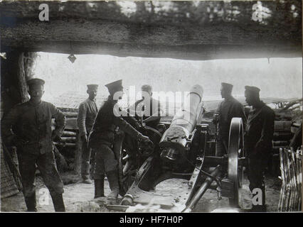 Cette image des collections Europeana représente une scène de la première Guerre mondiale avec des obusiers en position de tir. Il fait partie d'une documentation historique des opérations militaires et du positionnement de l'artillerie pendant la Grande Guerre. Banque D'Images