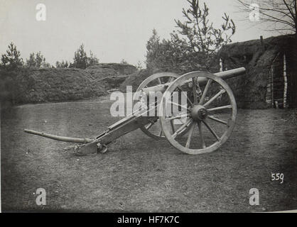 Une image historique de la série Kriegsalbum, montrant une carte ou une illustration de la première Guerre mondiale. L'ouvrage présente une cartographie détaillée utilisée pour la planification militaire et les opérations d'arpentage pendant la première Guerre mondiale, en se concentrant sur le rôle de la cartographie militaire dans le conflit. Banque D'Images