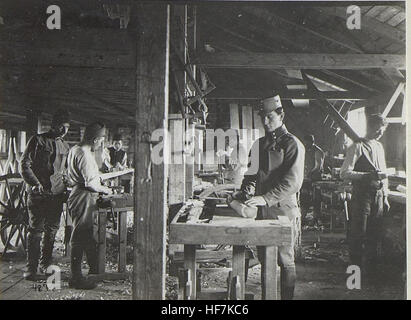 Cette image de la collection 'Kriegsalbum 95' documente les levés militaires de la première Guerre mondiale, qui font partie des collections Europeana 1914-1918. Il présente une scène historique de la cartographie militaire, détaillant les efforts faits pour une cartographie précise pendant la guerre. Banque D'Images