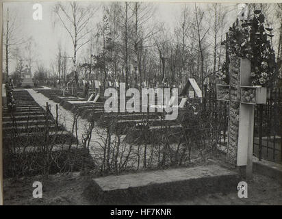 Cette image tirée du 'Kriegsalbum 95' présente une photographie historique de la première Guerre mondiale, illustrant les opérations d'arpentage et de cartographie menées pendant la guerre, un aspect essentiel de la stratégie militaire dans le conflit. Banque D'Images