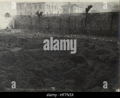 Image liée à une frappe aérienne de la première Guerre mondiale, montrant l'impact d'une frappe de bombe. Cette photographie historique fait partie des collections Europeana, documentant la guerre aérienne de la première Guerre mondiale. Banque D'Images