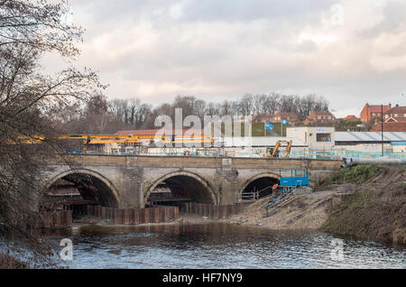 Les travaux se poursuivent sur le pont du 18ème siècle à Tadcaster qui s'est effondré dans la rivière Wharfe. Banque D'Images
