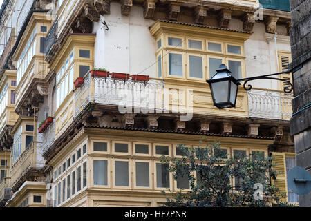 Architecture maltaise avec balcons et fenêtres, Ville de La Valette, Malte Banque D'Images