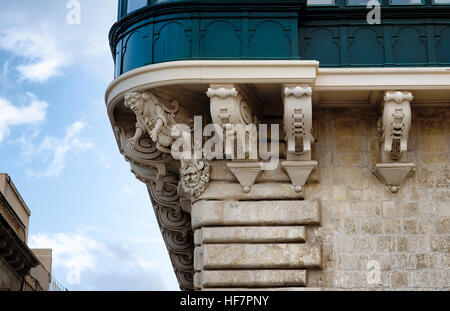 Détail d'un bâtiment urbain ancien façade en pierre avec de grandes fenêtres et d'éléments décoratifs Banque D'Images