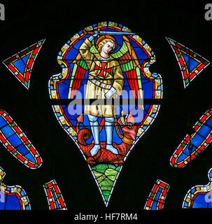 Vitrail représentant Saint Michel Archange terrassant Satan, présenté comme un dragon, dans la Cathédrale de Saint-bavon à Gand, Flandre Banque D'Images