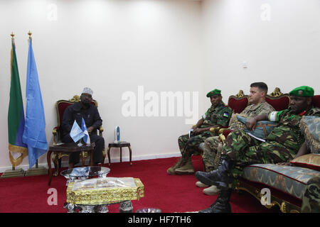 Le Président de l'Administration Jubbaland, Ahmed Mohamed Islam (à gauche) s'entretient avec l'Union africaine en Somalie (AMISOM) commandant de la Force, le Lieutenant-général Osman Nour Soubagleh (troisième à partir de la droite). C'était pendant la visite Le Général Soubagleh à Kismayo, en Somalie le 5 septembre 2016, / Awil Abukar Banque D'Images