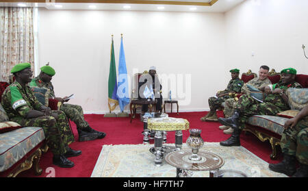 Le Président de l'Administration Jubbaland, Ahmed Mohamed Islam (milieu) s'entretient avec l'Union africaine en Somalie (AMISOM) commandant de la Force, le Lieutenant-général Osman Nour Soubagleh (troisième à partir de la droite). C'était pendant la visite Le Général Soubagleh à Kismayo, en Somalie le 5 septembre 2016, / Awil Abukar Banque D'Images