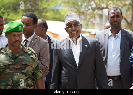 Le Président intérimaire de l'Administration sud-ouest, Sharif Hassan cheikh Adan, et de l'AMISOM, le général commandant le secteur 3 Gabremeskel Gebrezigabe, assister aux célébrations du Nouvel An éthiopien à Baidoa, en Somalie, le 11 septembre 2016. Sabir / Olad Banque D'Images