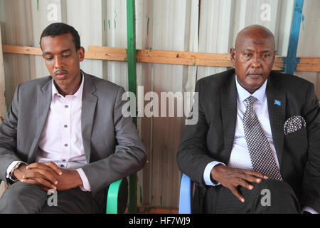 Le 23 novembre 2016, les candidats d'un bureau de vote de Kismayo, en Somalie, ont participé au processus électoral pour élire les membres de la Chambre basse du Parlement fédéral somalien. Cela a marqué une étape importante dans la transition politique en Somalie. Banque D'Images