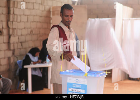 Un délégué vote lors du processus électoral pour la Chambre basse du Parlement fédéral somalien à Kismayo, Somalie, le 23 novembre 2016, dans le cadre du processus électoral en cours dans le pays. Banque D'Images