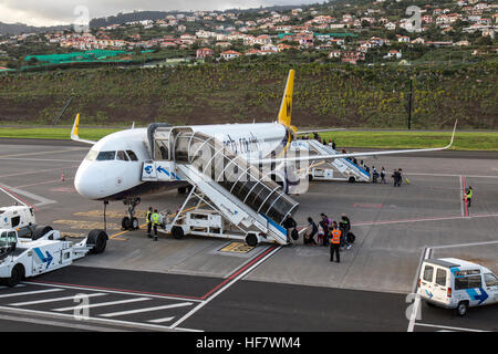 Monarch Airlines Airbus A321 G-ZBAD à l'aéroport de Funchal sur l'île de Madère. L'embarquement des passagers. Banque D'Images