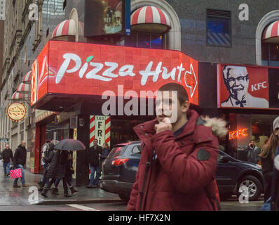 La publicité pour Pizza Hut en vitrine à New York renfermant un assortiment du fast-food et restaurants à ambiance décontractée et franchisés par réservation Restaurants le Dimanche, Décembre 18, 2016. (© Richard B. Levine) Banque D'Images