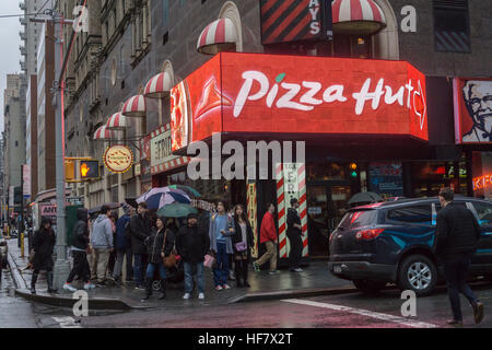 La publicité pour Pizza Hut en vitrine à New York renfermant un assortiment du fast-food et restaurants à ambiance décontractée et franchisés par réservation Restaurants le Dimanche, Décembre 18, 2016. (© Richard B. Levine) Banque D'Images