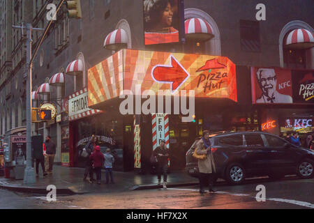 La publicité pour Pizza Hut en vitrine à New York renfermant un assortiment du fast-food et restaurants à ambiance décontractée et franchisés par réservation Restaurants le Dimanche, Décembre 18, 2016. (© Richard B. Levine) Banque D'Images