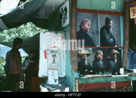 Boutique avec des portraits chinois sur le côté d'une rue de Kam Tin ; Hong Kong. Banque D'Images