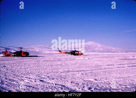 Mt. Terra Nova et Mt. La terreur ; l'île de Ross, en Antarctique. Les hélicoptères de la marine dans le middleground sont utilisés pour le transport des fournitures et des scientifiques. Banque D'Images