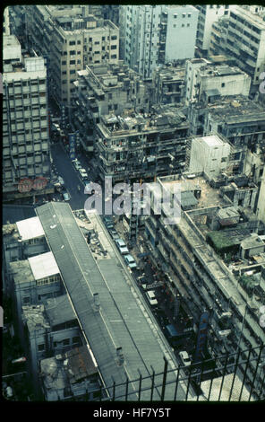 Cette image capture une vue panoramique de la ville de Hong Kong depuis un restaurant tournant. La photographie offre une perspective époustouflante du paysage urbain et de ses bâtiments urbains. Banque D'Images