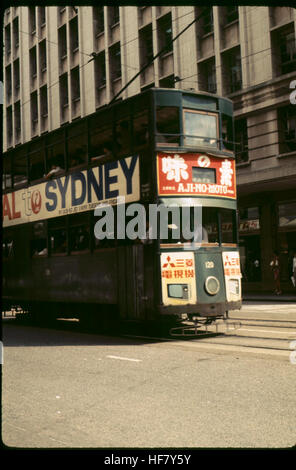 Double-decker dans la ville ; Hong Kong. Banque D'Images