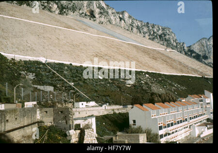 Bassin versant et maisons à Sandy Bay ; Gibraltar. Aujourd'hui la plupart d'eau provient de la distillation de plantes. Banque D'Images