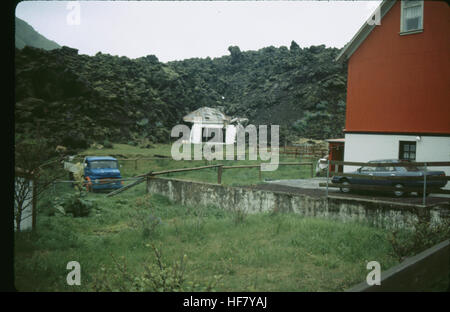 Photographie d'une maison détruite par l'éruption volcanique de 1973 à Heimaey, dans les îles Westmann, en Islande. L'éruption a causé des dommages étendus à la ville, qui a été reconstruite à proximité. Banque D'Images