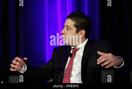 Ricardo Trevino Chapa, Administrateur Général des Douanes du Mexique, participe à un groupe de discussion avec le U.S. Customs and Border Protection R. Gil Kerlikowske Commissaire au cours de la Côte Est 2016 Trade Symposium tenu à Crystal City, en Virginie, le 1 décembre 2016. U.S. Customs and Border Protection Photo par Glenn Fawcett Banque D'Images