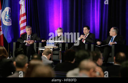 De gauche, la U.S. Customs and Border Protection R. Gil Kerlikowske, Commissaire Tina Namiesniowski, Vice-président exécutif de l'Agence des services frontaliers du Canada, Ricardo Trevino Chapa, Administrateur Général des Douanes du Mexique, et l'animateur Alan Bersin, DHS Secrétaire adjoint de la politique, s'engager dans une discussion de groupe lors de la Côte Est 2016 Trade Symposium tenu à Crystal City, en Virginie, le 1 décembre 2016. U.S. Customs and Border Protection Photo par Glenn Fawcett Banque D'Images