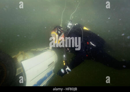 Un plongeur BORSTAR inspecte un repos automobile inversé dans environ 15 pieds d'eau au cours d'un exercice de formation en recherche et sauvetage à Panama City, Floride, le 25 mai 2016. par Glenn Fawcett Banque D'Images