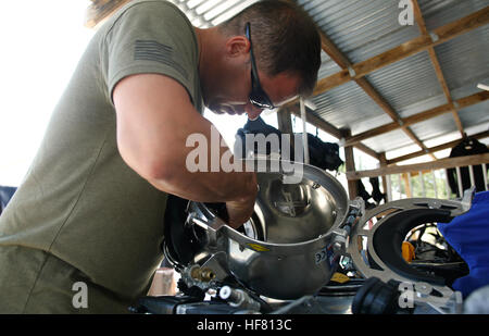 La patrouille frontalière américaine BORSTAR diver Juan Verdura inspecte un Kirby Morgan diving helmet que lui et ses collègues plongeurs ranger le matériel de plongée après la fin des deux semaines de formation avancée div à Panama City, Floride, le 27 mai 2016. par Glenn Fawcett Banque D'Images