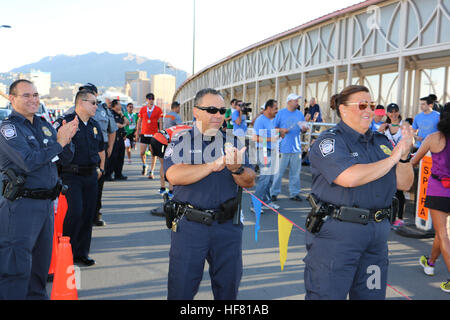 Port d'entrée d'El Paso Los directeur de port, bien droite, et d'autres agents du CBP applaudir comme coureurs terminer la course International U.S.-Mexico course de 10k en haut de la Paso del Norte de passage international à El Paso, Texas, le 8 août 2016. Près de 700 coureurs ont participé à l'événement qui les a conduits sur un cours sur la frontière entre El Paso, Texas, et Juarez, au Mexique. par Roger Maier Banque D'Images