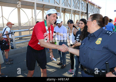 Port d'entrée d'El Paso Los Directeur de Port Bon, droit, accueille U.S. Rep. Beto O'Rourke après qu'il ait terminé la course International U.S.-Mexico course de 10k en haut de la Paso del Norte de passage international à El Paso, Texas, le 8 août 2016. Près de 700 coureurs ont participé à l'événement qui les a conduits sur un cours sur la frontière entre El Paso, Texas, et Juarez, au Mexique. par Roger Maier Banque D'Images