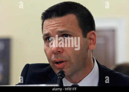 U.S. Customs and Border Protection Sous-commissaire Kevin K. McAleenan témoigne devant le comité de la Chambre sur la sécurité intérieure dans le cadre d'une audience a porté sur les voies de clôture pour les terroristes entrent aux États-Unis à Washington, D.C., le 14 septembre 2016. par Glenn Fawcett Banque D'Images