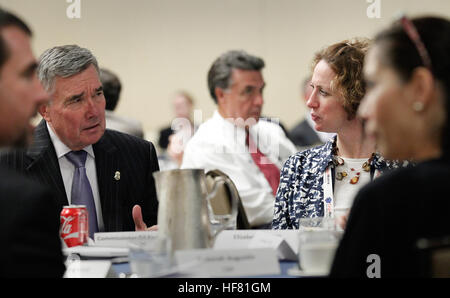 U.S. Customs and Border Protection Commissaire R. Gil Kerlikowske visites avec les participants assis à sa table peu avant de livrer le discours-programme du déjeuner à propos devant le Sommet des affaires de l'industrie du fret aérien dans la région de Washington, D.C., le 4 octobre 2016. par Glenn Fawcett Banque D'Images