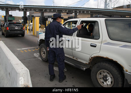 San Ysidro : CBP San Diego - Opérations U.S. Customs and Border Protection officer effectue des inspections de contrôle du véhicule au San Ysidro poste frontière. Photographe : Donna Burton Banque D'Images