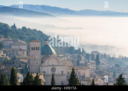 Assise dans le brouillard, et la cathédrale de San Rufino, province de Pérouse, Ombrie, Italie. Banque D'Images