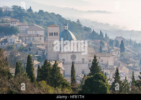 Assise dans le brouillard, et la cathédrale de San Rufino, province de Pérouse, Ombrie, Italie. Banque D'Images