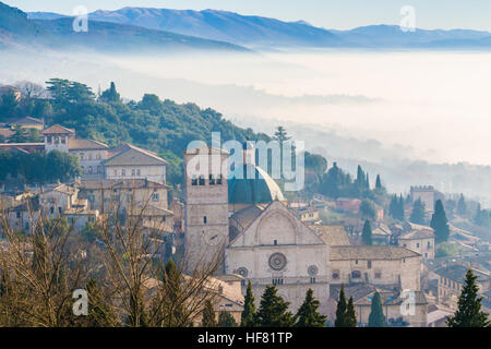 Assise dans le brouillard, et la cathédrale de San Rufino, province de Pérouse, Ombrie, Italie. Banque D'Images