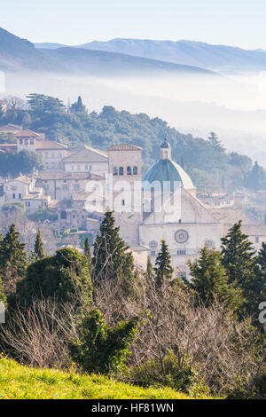 Assise dans le brouillard, et la cathédrale de San Rufino, province de Pérouse, Ombrie, Italie. Banque D'Images