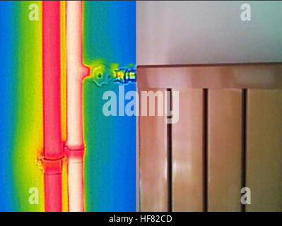 La thermographie infrarouge et l'image réelle du radiateur de chauffage dans chambre Banque D'Images